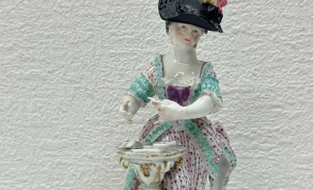 【陶磁器_人形】マイセン「トランプを持つ女性」