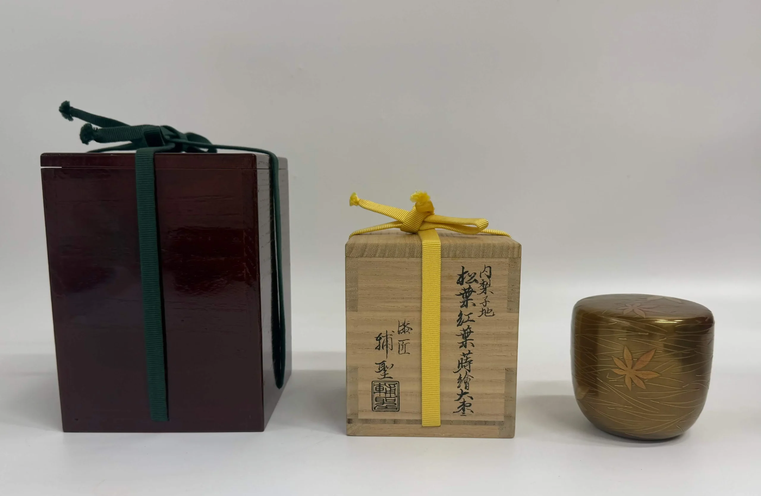 香港の骨董店で出逢った古い漆塗りのバスケット HK GLOBAL | Storage basket @1500 | Instagram