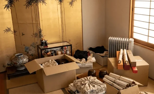 様々な骨董品が置かれている和室の風景